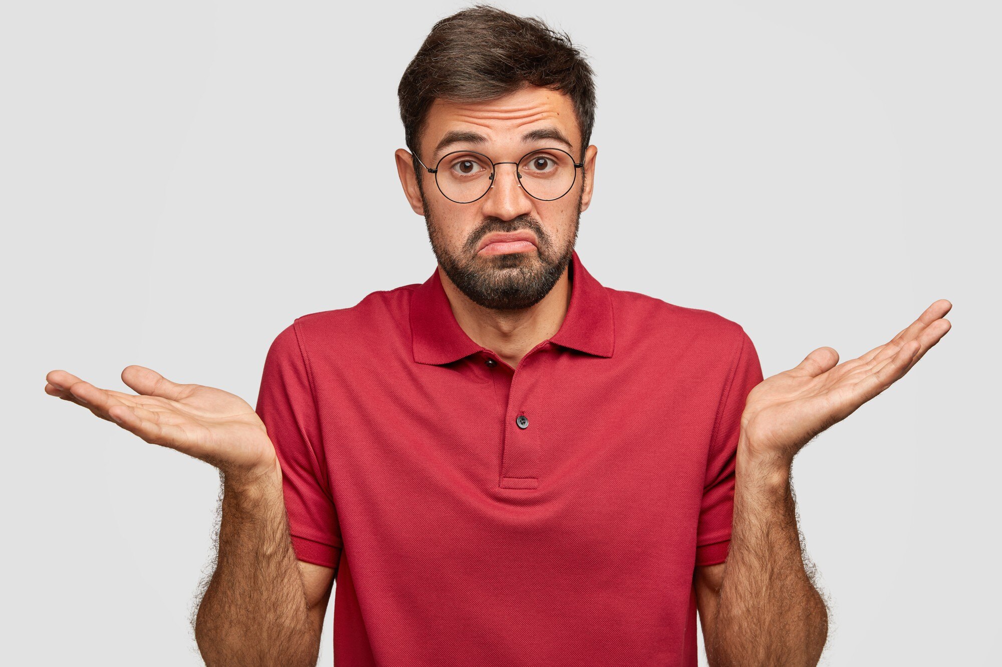 Homme avec un t-shirt rouge qui s'interroge sur ce qu'il doit faire