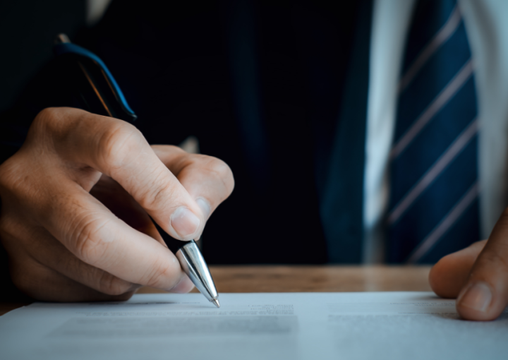 Signature d'un contrat à durée déterminée d'usage (CDDU) par un employeur du spectacle illustrant le bilan et les perspectives des intermittents