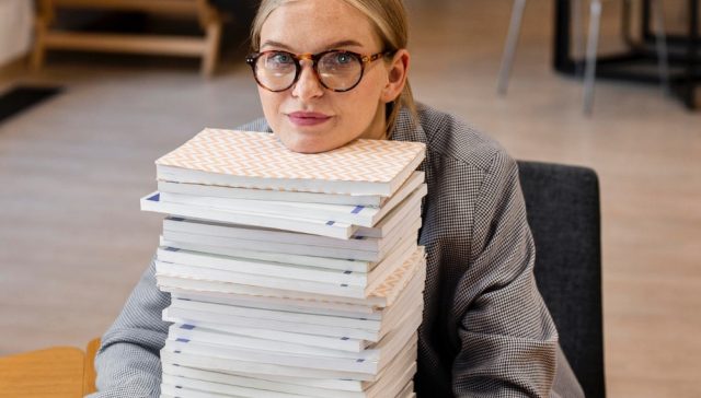 Femme cherchant a calculer sa TVA