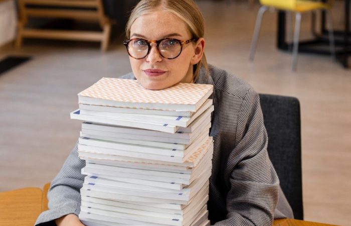 Femme cherchant a calculer sa TVA