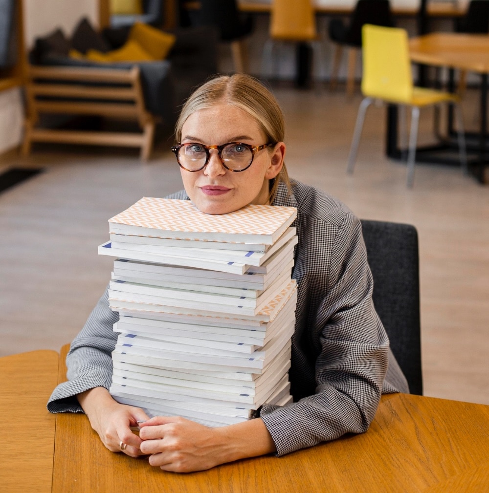 Femme cherchant a calculer sa TVA